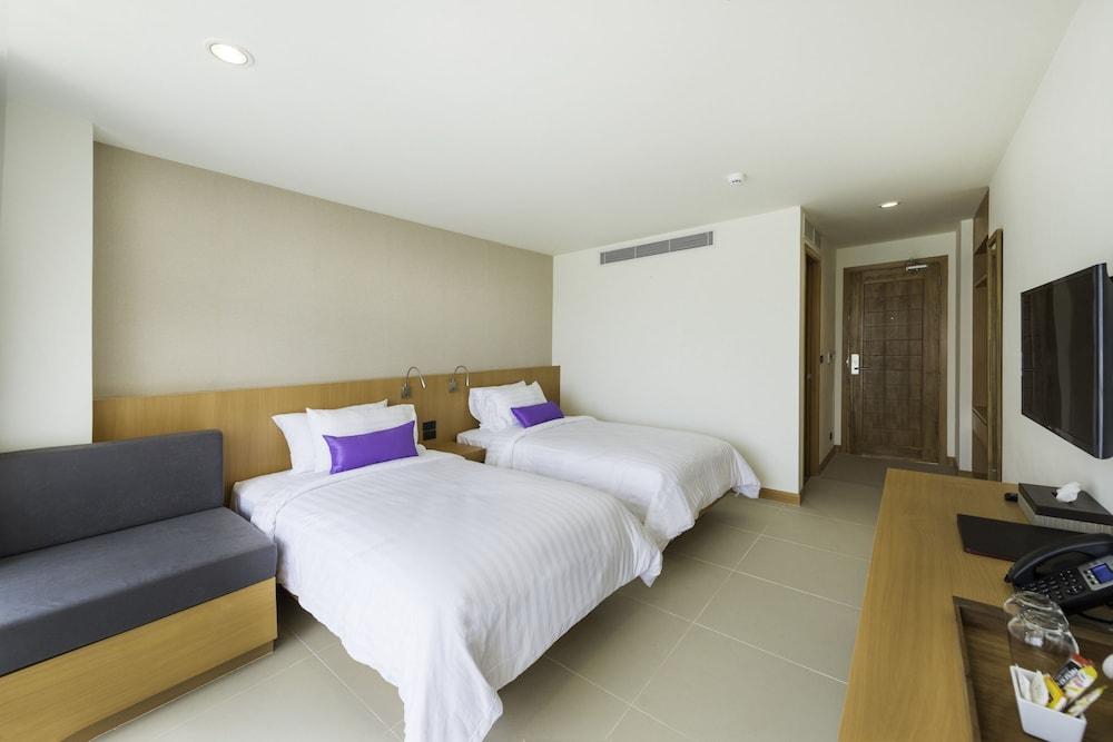 The Lunar Patong Phuket Exterior photo